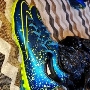 Indoor soccer cleats
